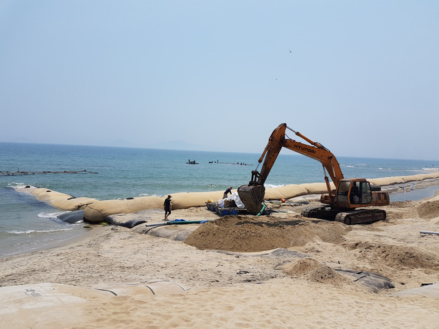 Khu vực b&atilde;i biển Cửa Đại đoạn từ resort Victoria đến Palm Garden đang đượcl&agrave;m k&egrave; mềm v&agrave; h&uacute;t c&aacute;t bơm v&agrave;o để tạo b&atilde;i.