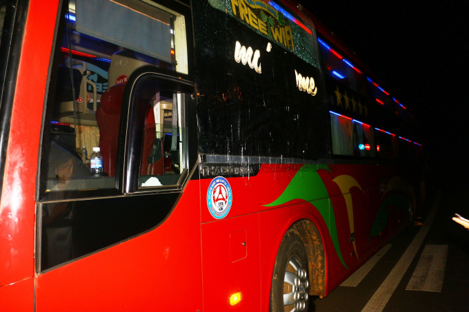 Chiếc xe kh&aacute;ch bị n&eacute;m đ&aacute; rạn hết k&iacute;nh&nbsp;