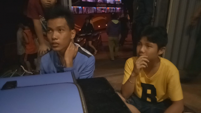 Những thiếu ni&ecirc;n n&eacute;m đ&aacute; xe kh&aacute;ch tối 25/5 đang l&agrave;m việc với cơ qua chức năng th&agrave;nh phố Bu&ocirc;n Ma Thuột