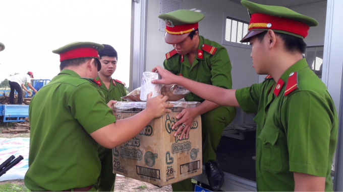 Lực lượng c&ocirc;ng an mang tang vật tới nơi ti&ecirc;u hủy