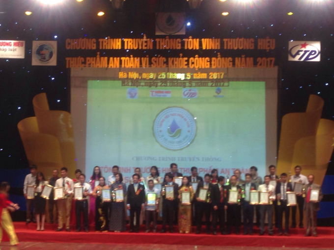 C&aacute;c doanh nghiệp trong buổi lễ t&ocirc;n vinh.