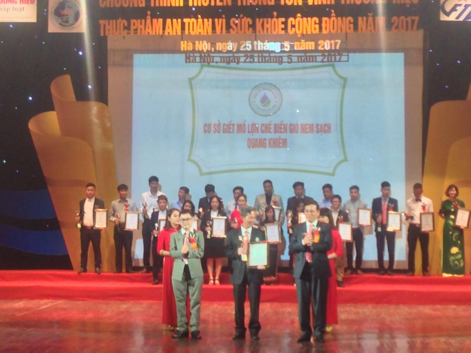 T&ocirc;n vinh c&aacute;c doanh nghiệp đạt ti&ecirc;u ch&iacute; trong chương tr&igrave;nh