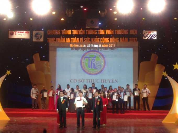 T&ocirc;n vinh c&aacute;c doanh nghiệp đạt ti&ecirc;u ch&iacute; trong chương tr&igrave;nh