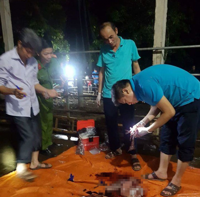 Chi cục Chăn nu&ocirc;i - Th&uacute; y tỉnh Vĩnh Ph&uacute;c lấy mẫu x&eacute;t nghiệm v&agrave; điều tra nguy&ecirc;n nh&acirc;n.