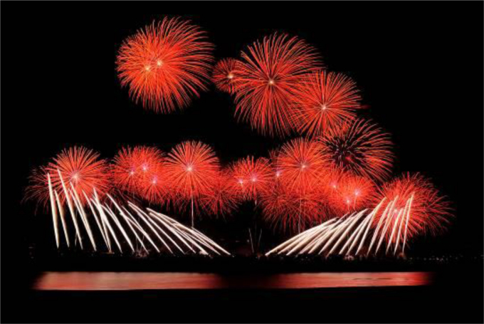 Đội ph&aacute;o hoa Trung Quốc sử dụng m&agrave;n bắn tr&ecirc;n c&acirc;u chuyện gắn với chiếc t&agrave;u Titanic nổi tiếng.