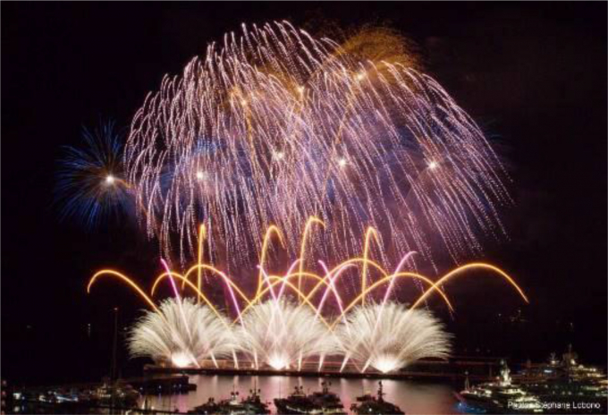 M&agrave;n bắn ph&aacute;o hoa nhiều sắc m&agrave;u, cảm x&uacute;c của đội ph&aacute;o hoa Anh.