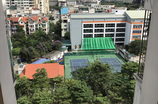Nh&agrave; s&agrave;n v&agrave; 2 s&acirc;n tennis chiếm khoảng 1/3 diện t&iacute;ch s&acirc;n trường Ng&ocirc;i sao H&agrave; Nội.