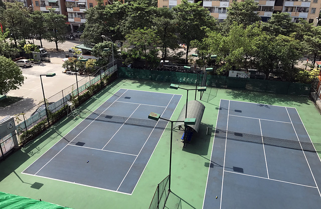 S&acirc;n chơi cho học sinh c&ograve;n thiếu nhưng kh&ocirc;ng hiểu sao trường lại ưu &aacute;i l&agrave;m s&acirc;n tennis?