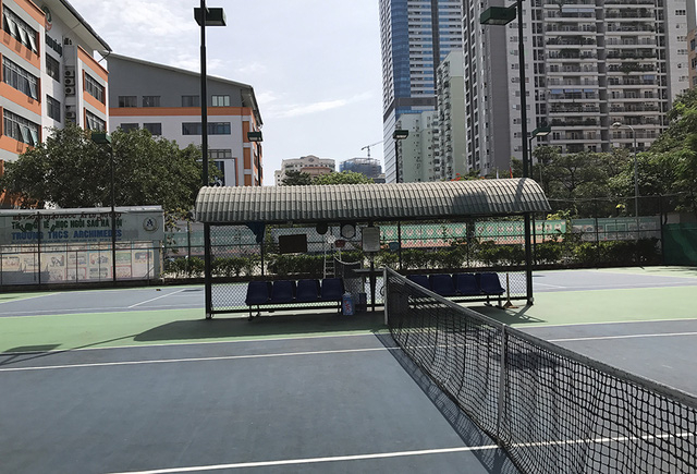 Hai s&acirc;n tennis n&agrave;y đ&atilde; tồn tại từ nhiều năm nay v&agrave; chắc chắn kh&ocirc;ng phải để phục vụ học sinh trong trường.