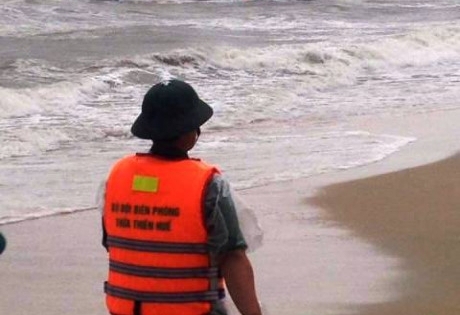 Thừa Thiên Huế: Sóng biển đánh chìm tàu cá khi đang vào bờ