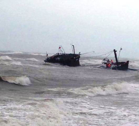 Chiếc t&agrave;u c&aacute; bị s&oacute;ng đ&aacute;nh ch&igrave;m.