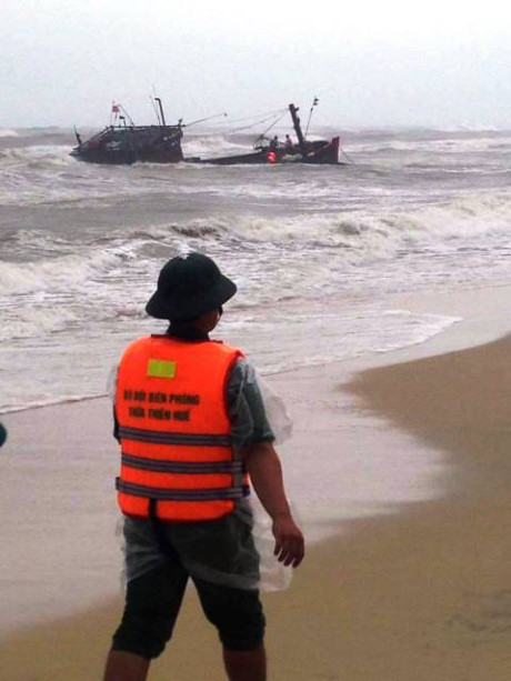 Nhận được tin b&aacute;o, lực lượng chức năng tỉnh Thừa Thi&ecirc;n &ndash; Huế c&ugrave;ng với người d&acirc;n đ&atilde; nhanh ch&oacute;ng c&oacute; mặt tại hiện trường tiến h&agrave;nh cứu hộ chiếc t&agrave;u gặp nạn.