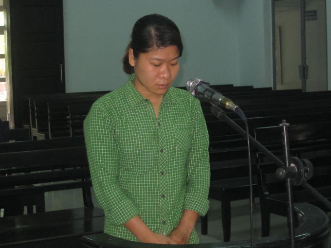 Bị c&aacute;o L&ecirc; Thị Minh Trang trước v&agrave;nh m&oacute;ng ngựa.