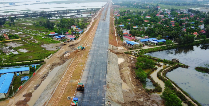 Hệ thống đường dẫn ở hai đầu được thiết kế 4 l&agrave;n xe chạy, mỗi b&ecirc;n hai l&agrave;n v&agrave; ngăn c&aacute;ch bởi dải ph&acirc;n c&aacute;ch giữa rộng 3m.