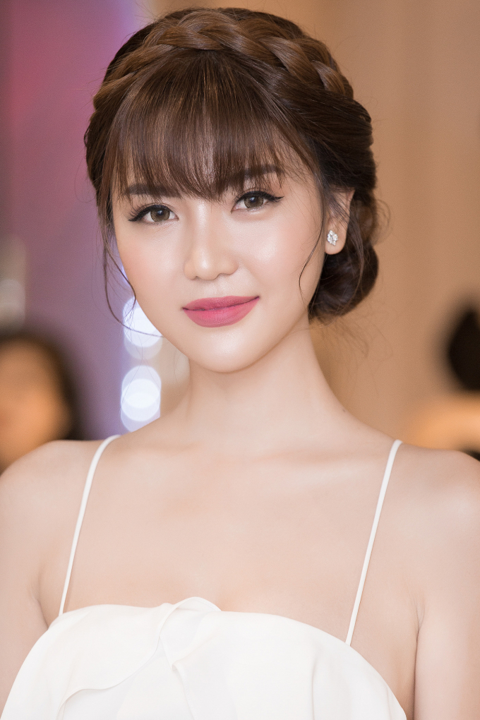 Hoa hậu Ngọc Duy&ecirc;n đi si&ecirc;u xe 70 tỷ đến dự show Vũ Thu Phương