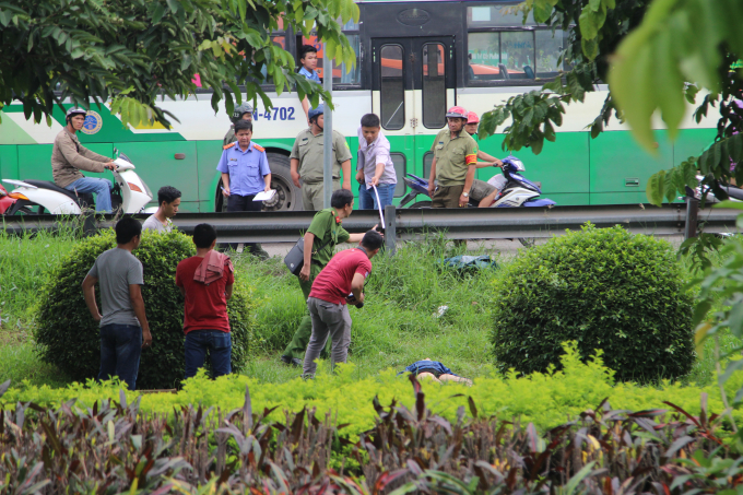 Cơ quan c&ocirc;ng an kh&aacute;m nghiệm hiện trường.