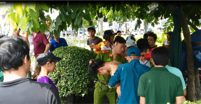 Một t&ecirc;n cướp bị t&oacute;m gọn.