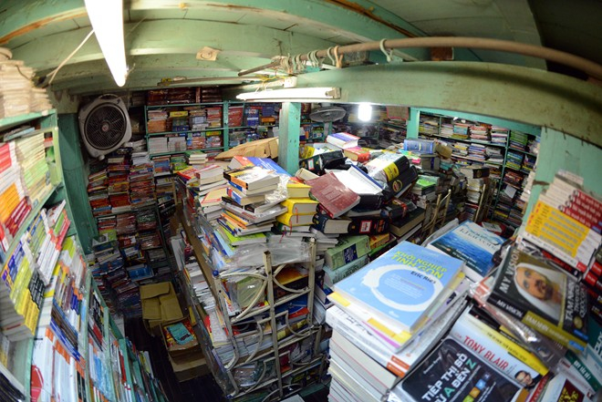 Một g&oacute;c kho s&aacute;ch - gia t&agrave;i qu&yacute; gi&aacute; nhất của &ocirc;ng Luy, b&agrave; M&atilde;o.