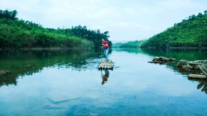 Lướt thuyền tr&ecirc;n hồ T&agrave; Đ&ugrave;ng mới cảm nhận được hết vẻ đẹp xốn xang, gần gũi m&agrave; xa x&ocirc;i. (Ảnh: Sơn Gầy)