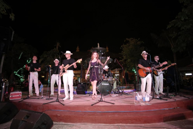 M&agrave;n biểu diễn nghệ thuật hấp dẫn do đo&agrave;n nghệ sĩ đến từ Ukraina thể hiện tại sự kiện phục vụ kh&aacute;ch.