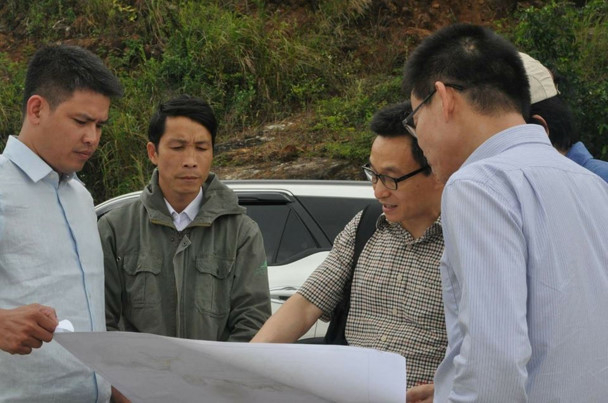 Ph&oacute; Thủ tướng Vũ Đức Đam khảo s&aacute;t v&agrave; t&igrave;m hiểu về 40 nền m&oacute;ng biệt thự x&acirc;y dụng sai ph&eacute;p g&acirc;y x&ocirc;n xao dư luận thời gian qua.&nbsp;Ảnh: ST.