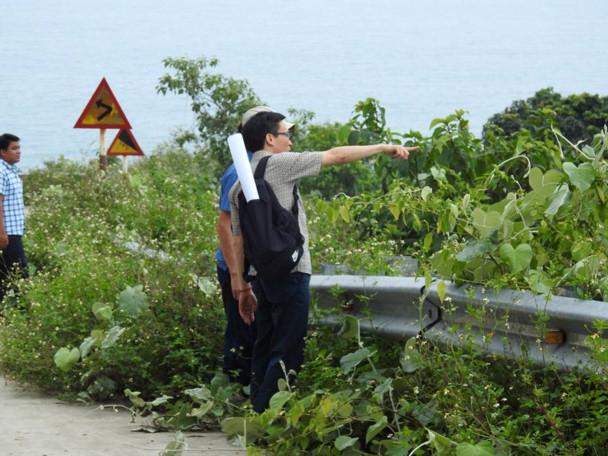 Ngay sau đ&oacute;, Ph&oacute; Thủ tướng cũng đ&atilde; đi thăm 1 v&ograve;ng b&aacute;n đảo Sơn Tr&agrave; v&agrave; được một số thổ địa tại đ&acirc;y giới thiệu về hệ động thực vật đa dạng nơi n&agrave;y.Ảnh: ST