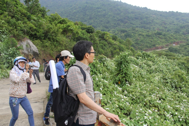 Mặc d&ugrave; trong suốt chuyến đi Ph&oacute; Thủ tướng kh&ocirc;ng đưa ra bất k&igrave; nhận định n&agrave;o tuy nhi&ecirc;n nhiều người d&acirc;n TP. Đ&agrave; Nẵng v&agrave; những người y&ecirc;u qu&yacute; Sơn Tr&agrave; rất hoan ngh&ecirc;nh chuyến thị s&aacute;t của cũng như việc &ocirc;ng đ&atilde; ph&aacute;t biểu sẽ xem x&eacute;t điều chỉnh quy hoạch Sơn Tr&agrave; nếu cần thiết. Ảnh: ST
