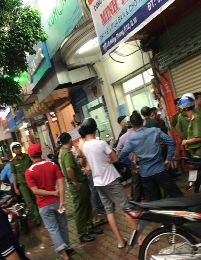 Lực lượng chức năng c&oacute; mặt rất đ&ocirc;ng tại hiện trường để giải quyết.