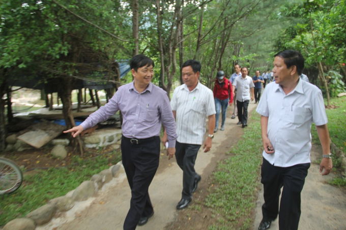 Ph&oacute; chủ tịch UBND TP Đ&agrave; Nẵng Đặng Việt Dũng (tr&aacute;i) thị s&aacute;t c&aacute;c điểm du lịch tr&aacute;i ph&eacute;p tại suối Lương.