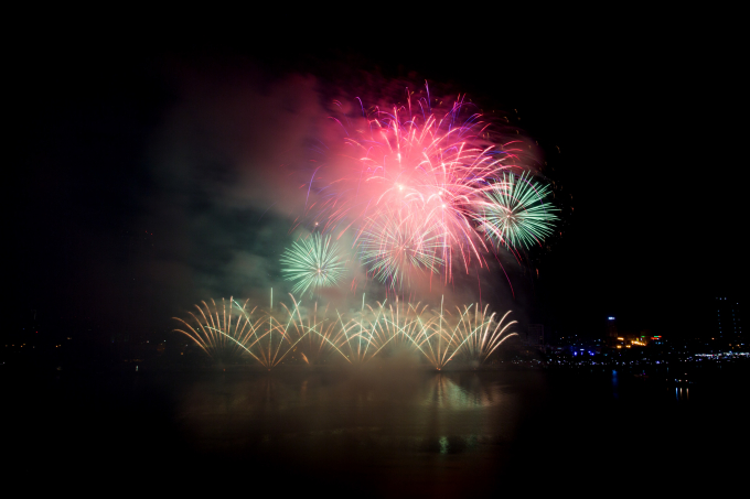 2.000 quả ph&aacute;o được đội Trung Quốc thực hiện trong tối 27/5. Ảnh: BTC.