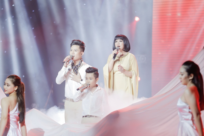 Anh T&uacute; đến từ team Đ&ocirc;ng Nhi h&ograve;a giọng c&ugrave;ng nữ ca sĩ Cẩm V&acirc;n v&agrave; b&eacute; Nhật Minh - &nbsp;Qu&aacute;n qu&acirc;n The Voice Kids 2015 qua ca kh&uacute;c của cố nhạc sĩ Trịnh C&ocirc;ng Sơn mang t&ecirc;n