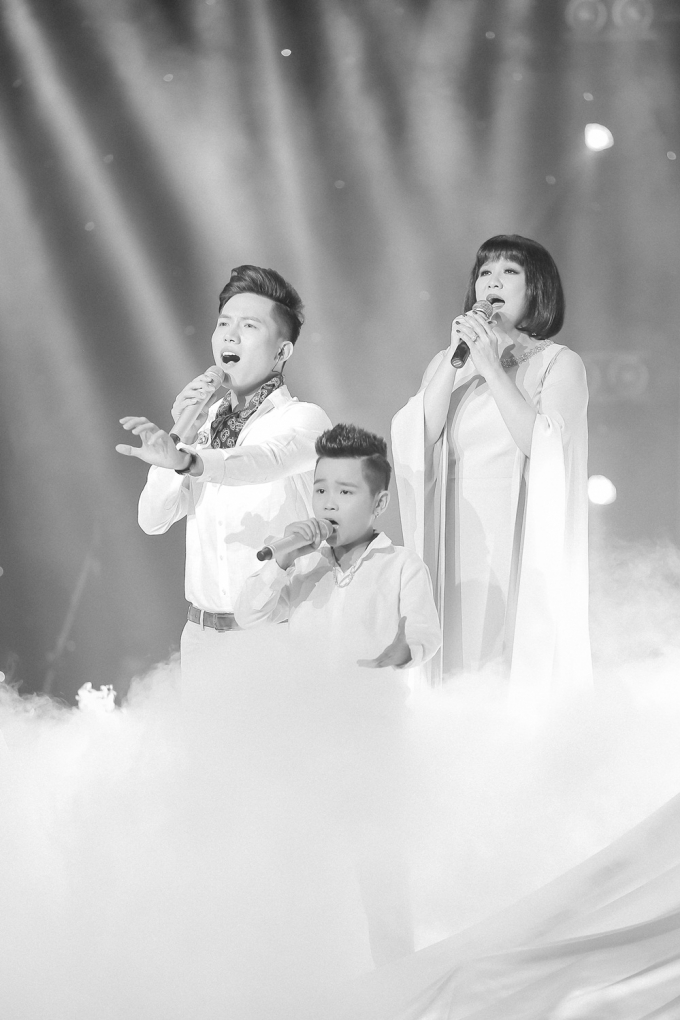 Thu Minh sống lại những ng&agrave;y th&aacute;ng h&aacute;t chung s&acirc;n khấu c&ugrave;ng ca sĩ Cẩm V&acirc;n.