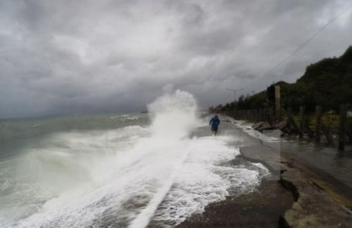 Do ảnh hưởng của &aacute;p thấp, biển Đ&ocirc;ng sẽ c&oacute; mưa r&agrave;o v&agrave; gi&ocirc;ng, trong cơn gi&ocirc;ng đề ph&ograve;ng lốc xo&aacute;y v&agrave; gi&oacute; giật mạnh. Ảnh: minh họa/ TTXVN