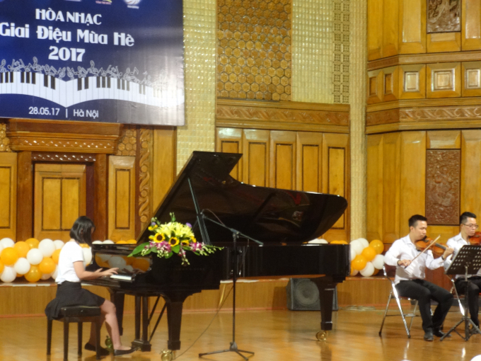 Bạn Linh Phương - biểu diễn bản nhạc