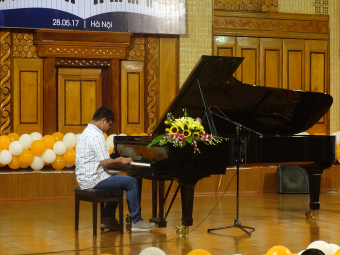 Bạn Tuấn Hưng, biểu diễn bản nhạc