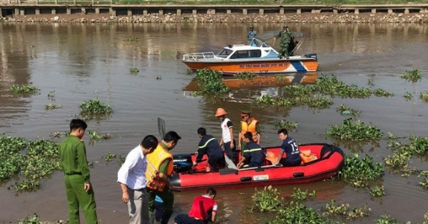 Ninh Bình: Đã tìm thấy nạn nhận bị xe khách hất văng xuống sông