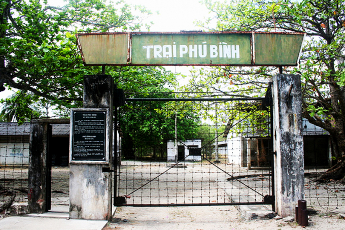 &nbsp;Cổng trại giam Ph&uacute; B&igrave;nh.&nbsp;