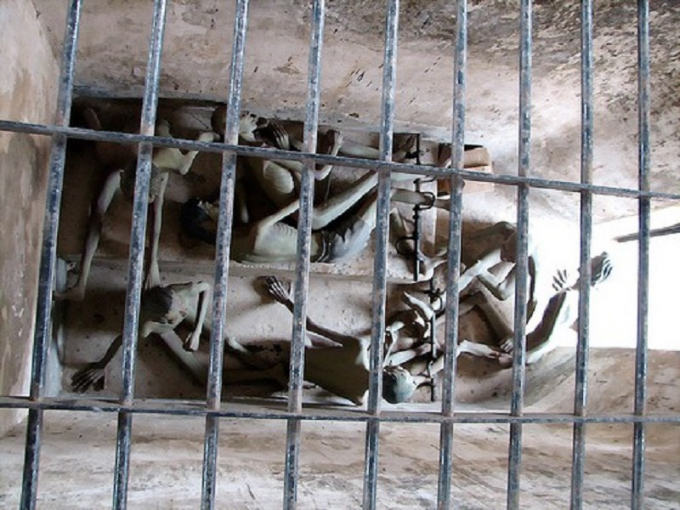 &nbsp;Nhiều t&ugrave; nh&acirc;n vị nhốt trong ph&ograve;ng giam nhỏ hẹp tại Bagne I (Trại Ph&uacute; Hải) - Nh&agrave; t&ugrave; C&ocirc;n Đảo. Nhiều t&ugrave; nh&acirc;n đ&atilde; bị chết v&igrave; thiếu kh&ocirc;ng kh&iacute;.