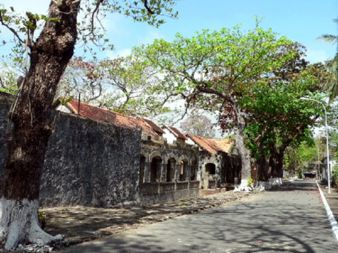 Ng&agrave;y nay Nh&agrave; t&ugrave; C&ocirc;n Đảo l&agrave; địa điểm du lịch thu h&uacute;t du kh&aacute;ch trong v&agrave; ngo&agrave;i nước.