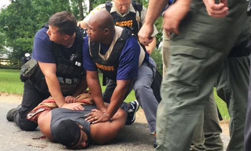 Nghi phạm bị cảnh s&aacute;t bắt giữ. (Ảnh: AP)