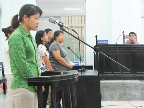 Cựu trung &uacute;y CSGT L&ecirc; Thị Minh Trang bị phạt ba năm t&ugrave; về tội tham &ocirc; t&agrave;i sản. Ảnh: THIỀU HOA