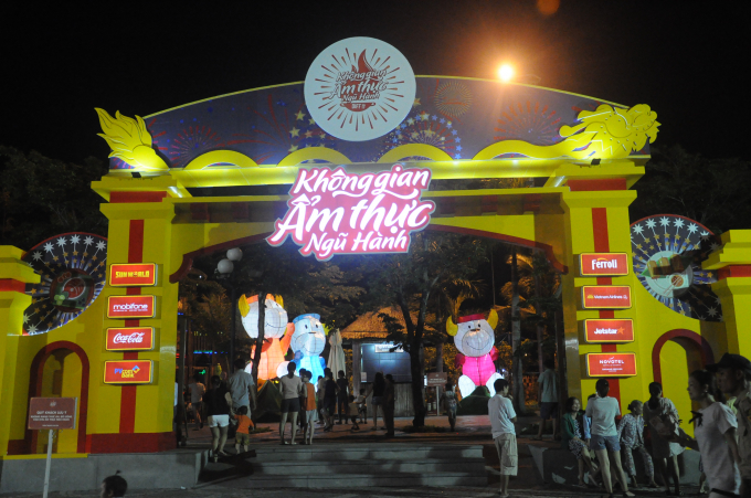 Kh&ocirc;ng gian Ẩm thực Ngũ h&agrave;nh thu h&uacute;t h&agrave;ng trăm lượt người tham quan v&agrave; thưởng thức c&aacute;c m&oacute;n ăn