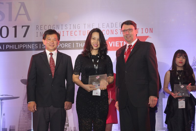 Đại diện Tập đo&agrave;n T&acirc;n Ho&agrave;ng Minh nhận Giải thưởng