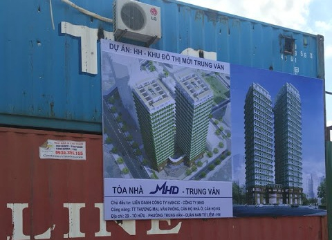 Th&ocirc;ng tin dự &aacute;n được d&aacute;n ngay ngo&agrave;i h&agrave;ng r&agrave;o t&ocirc;n.