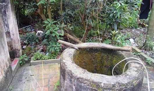 Văn quyết định thả chị Khu&ecirc; xuống giếng của gia đ&igrave;nh v&agrave; đậy nắp giếng lại. (Ảnh: Ngọc Diệp)