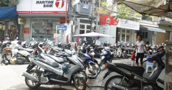 Vỉa hè phố cổ Hà Nội “vỡ trận" sau 3 tháng ra quân xử lý