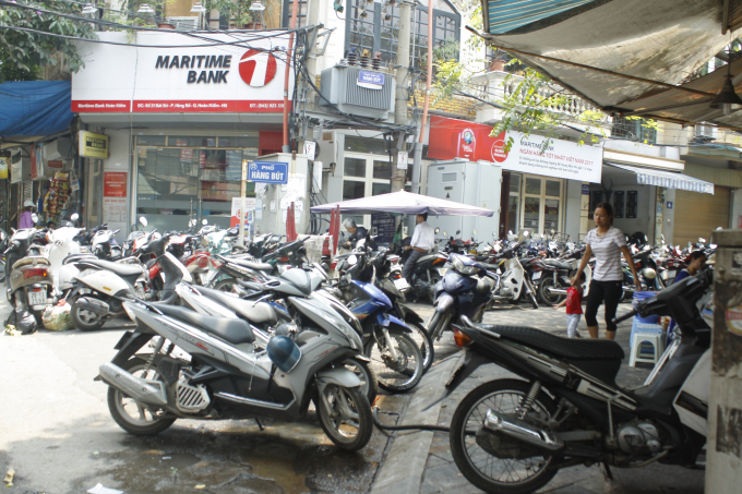 Theo quan s&aacute;t của PV, tại c&aacute;c con phố như H&agrave;ng Ngang, H&agrave;ng B&uacute;t, H&agrave;ng Lược, Đồng Xu&acirc;n, Tạ Hiện... t&igrave;nh trạng người d&acirc;n t&aacute;i lấn chiếm vỉa h&egrave; để kinh doanh diễn ra rất rầm rộ. Trong ảnh, t&igrave;nh trạng lấn chiếm vỉa h&egrave; tại H&agrave;ng B&uacute;t.&nbsp;