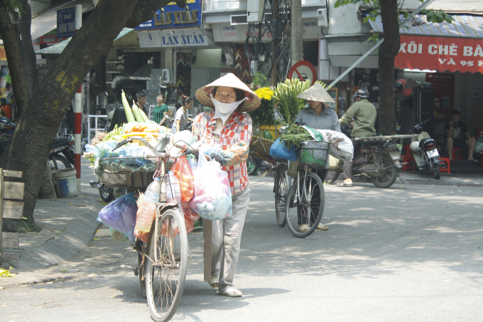 Vỉa h&egrave; phố cổ H&agrave; Nội &ldquo;vỡ trận