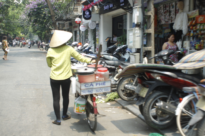 Những người b&aacute;n h&agrave;ng rong khi thấy b&oacute;ng d&aacute;ng lực lượng chức năng th&igrave; đi, kh&ocirc;ng thấy th&igrave; đứng lại một chỗ.