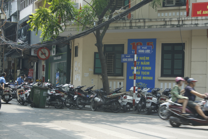 Vỉa h&egrave; phố cổ H&agrave; Nội &ldquo;vỡ trận